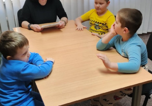 Dzieci słuchają bajkę o krokodylku Beniu 1