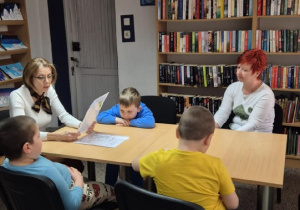 Dzieci słuchają bajkę o krokodylku Beniu 2