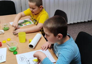 Chłopcy malują bohatera bajki