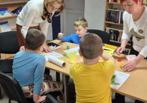 Chłopcy pracują przy wsparciu p. Iwonki i Ani
