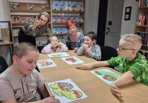 Przedszkolaki prezentują wykonane prace 1