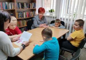 Majowe czytanie Bajek-Pomagajek w bibliotece 4