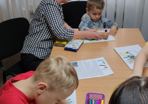 Majowe czytanie Bajek-Pomagajek w bibliotece 6