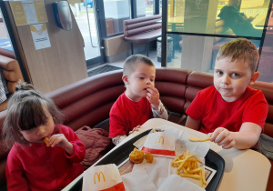 Wizyta w McDonald"s - na zdjęciu Marysia, Antoś i Yaroslav