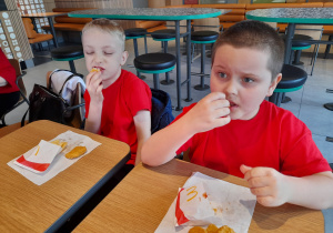 Wizyta w McDonald"s - na zdjęciu Mikołaj i Kacper