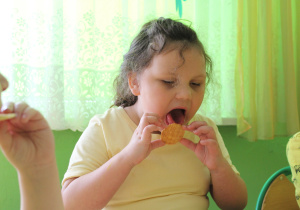 Na tropie zapylaczy - na zdjęciu degustacja miodu przez Julię