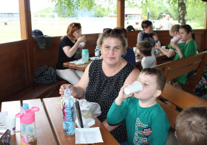 Piknikowy poczęstunek - na zdjęciu Yaroslav z mamą