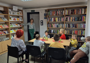 Pani Iwonka przedstawia wystawione prace przedszkolaków