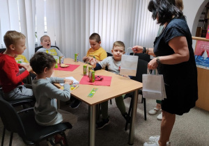 Pani Ewa wręcza nagrody dzieciom 1