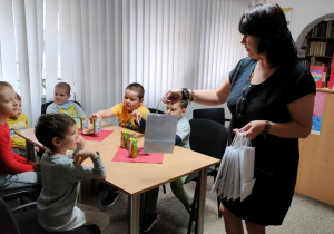 Pani Ewa wręcza nagrody dzieciom 2