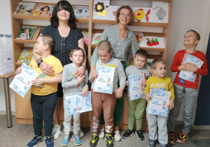 Dzieci z paniami Ewą i Iwonką prezentują dyplomy 1