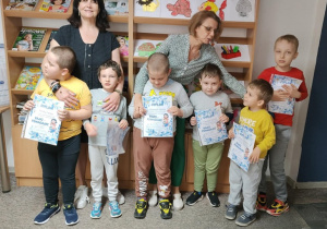 Dzieci z paniami Ewą i Iwonką prezentują dyplomy 2