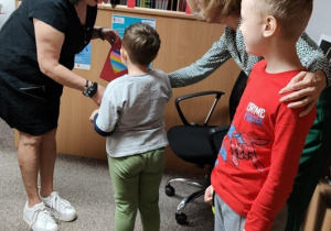 Yarek i Kacper wręczają pani Ewie laurkę z podziękowaniami