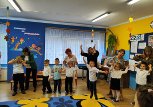 Część artystyczna - na zdjęciu przedszkolaki wraz z Paniami