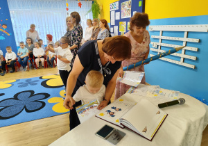 Filip "wpisuje się" do Kroniki przedszkola