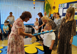 Pani dyrektor przyjmuje do grona przedszkolaków Szymona
