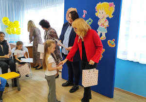 Pani wiceprezydent wręcza wyróżnienie.