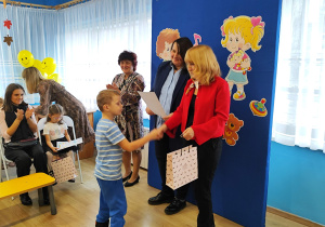 Pani wiceprezydent wręcza wyróżnienie.