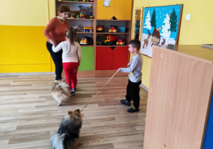 Zajęcia z dogoterapii - na zdjęciu Wiktor i Oliwia z p. Ulą spacerują z pieskami.