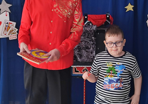 Yaroslav na scenie w towarzystwie iluzjonisty