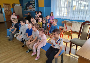 Dzieci oglądają występ iluzjonisty
