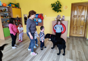 Dzieci z grupy 2 i 4 na zajęciach z dogoterapii