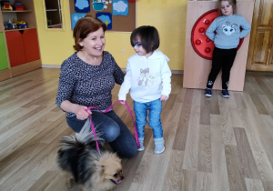 Marysia trzyma pieska na smyczy