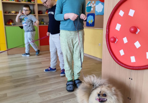 Adaś prowadzi pieska na smyczy