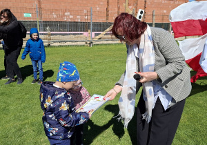 "Żywa Flaga Biało - Czerwona" - Marysia i Wiktor odbierają pamiątkowy dyplom