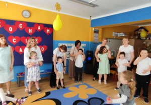 Dzieci z paniami tańczą dla mam