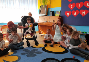 Dzieci grają na instrumentach