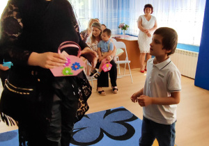 Ksawery wręcza laurkę swojej mamie
