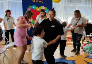 Dzieci tańczą ze swoimi mamami