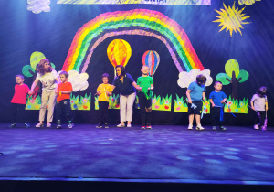 Antoś, Marysia, Wiktor, Adaś, Kuba Yaroslav i Bogdan występują na scenie