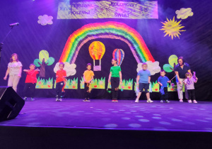 Antoś, Marysia, Wiktor, Adaś, Kuba Yaroslav i Bogdan występują na scenie