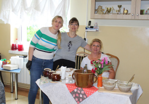 Festyn Rodzinny - na zdjęciu Pani Anetka, Ula i Aga w kąciku gastronomicznym