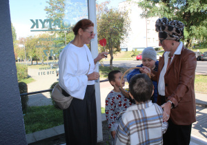 "Tydzień Budowania Relacji" - na zdjęciu przedszkolaki wręczają mieszkańcom papierowe serduszka