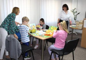 przedszkolaki z paniami Ewą i Iwonką