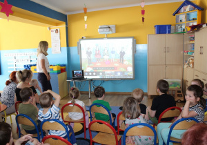 Przedszkolaki oglądają występy dzieci