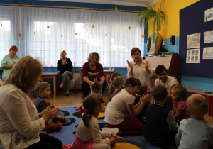 Przedszkolaki wraz z paniami podczas zajęcia