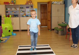 Adaś na przejściu dla pieszych (ćwiczenia w sali)