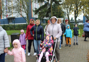 Przedszkolaki z wychowawcami przed przejściem dla pieszych