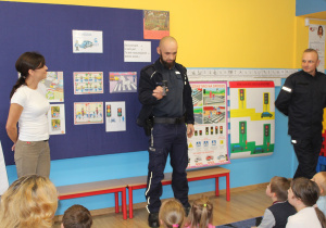 Przedszkolaki wraz z paniami i funkcjonariuszami Policji podczas zajęcia