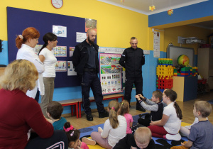Przedszkolaki wraz z paniami i funkcjonariuszami Policji podczas zajęcia