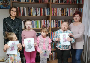 Prace i ich autorki: Lilka, Hana, Natalka i Maja z paniami Iwonką i Anią
