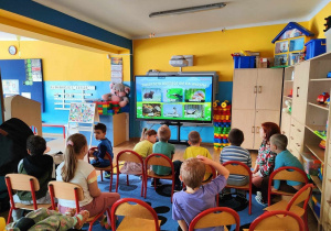 Dzieci oglądają film edukacyjny o Wiośnie 1