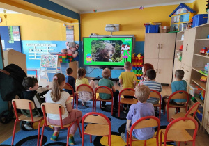 Dzieci oglądają film edukacyjny o Wiośnie 2