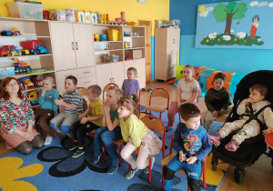 Dzieci oglądają film edukacyjny o Wiośnie 3