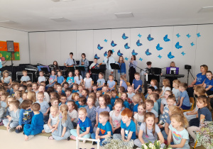 Przedszkolaki wraz zespołem Era Band w trakcie śpiewania i nagrywania piosenek