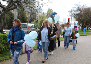 Niebieski przemarsz ulicą Piastowską